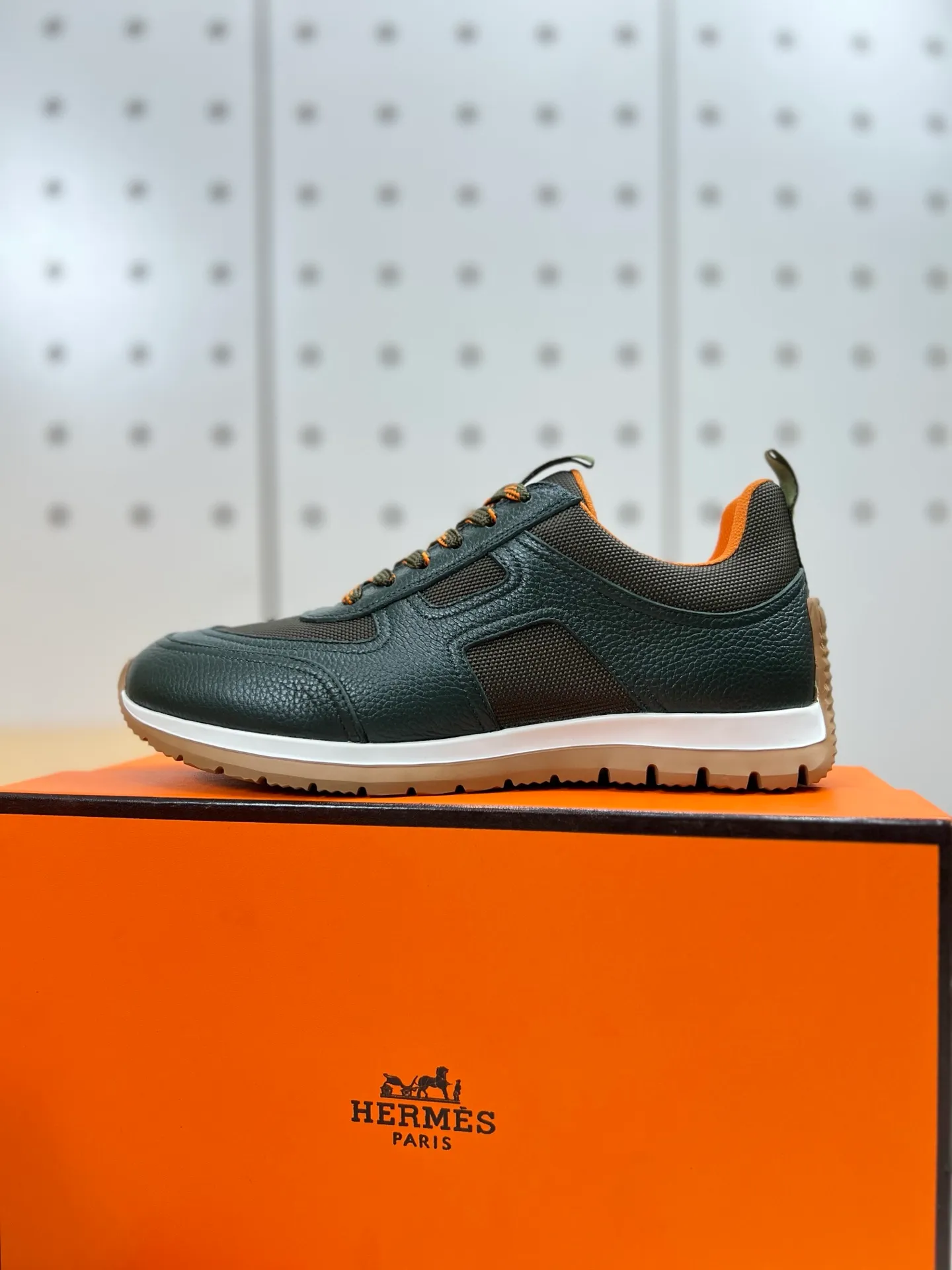 Factory price 640💰Hermes Jimmy men's sneakers, Hermes high-tech canvas and suede goatskin sneakers with grooved rubber soles. Create a modern hiking style. Honey-colored rubber sole, white rubber midsole, pumpkin-colored high-tech canvas lining Size: 38-44 (45 customized)